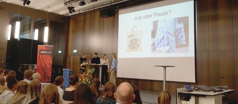 Jute oder Plastik war die Frage an das Publikum